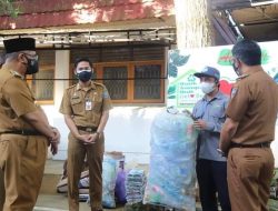 Berikan Contoh, Bupati HSS Setor Sampah Ke Bank Sampah