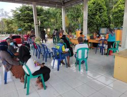 Babinsa Dan Bhabinkamtibmas Berikan Pendampingan Vaksinasi Untuk Warga