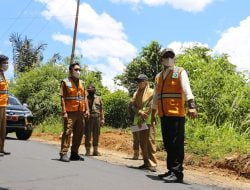 Pastikan Kelancaran Pembangunan, Wabup HSS Monev Pengaspalan Jalan