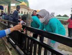 Puluhan Relawan Lakukan Bersih – Bersih Masjid Nurul Falah Dulang
