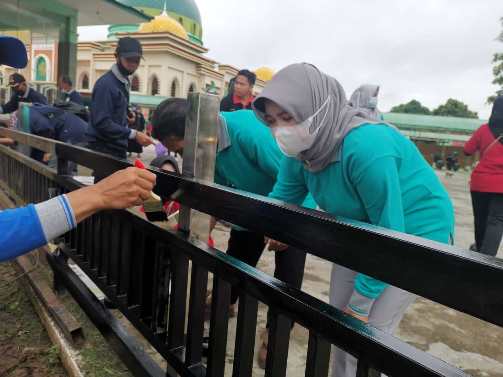 Puluhan Relawan Lakukan Bersih - Bersih Masjid Nurul Falah Dulang