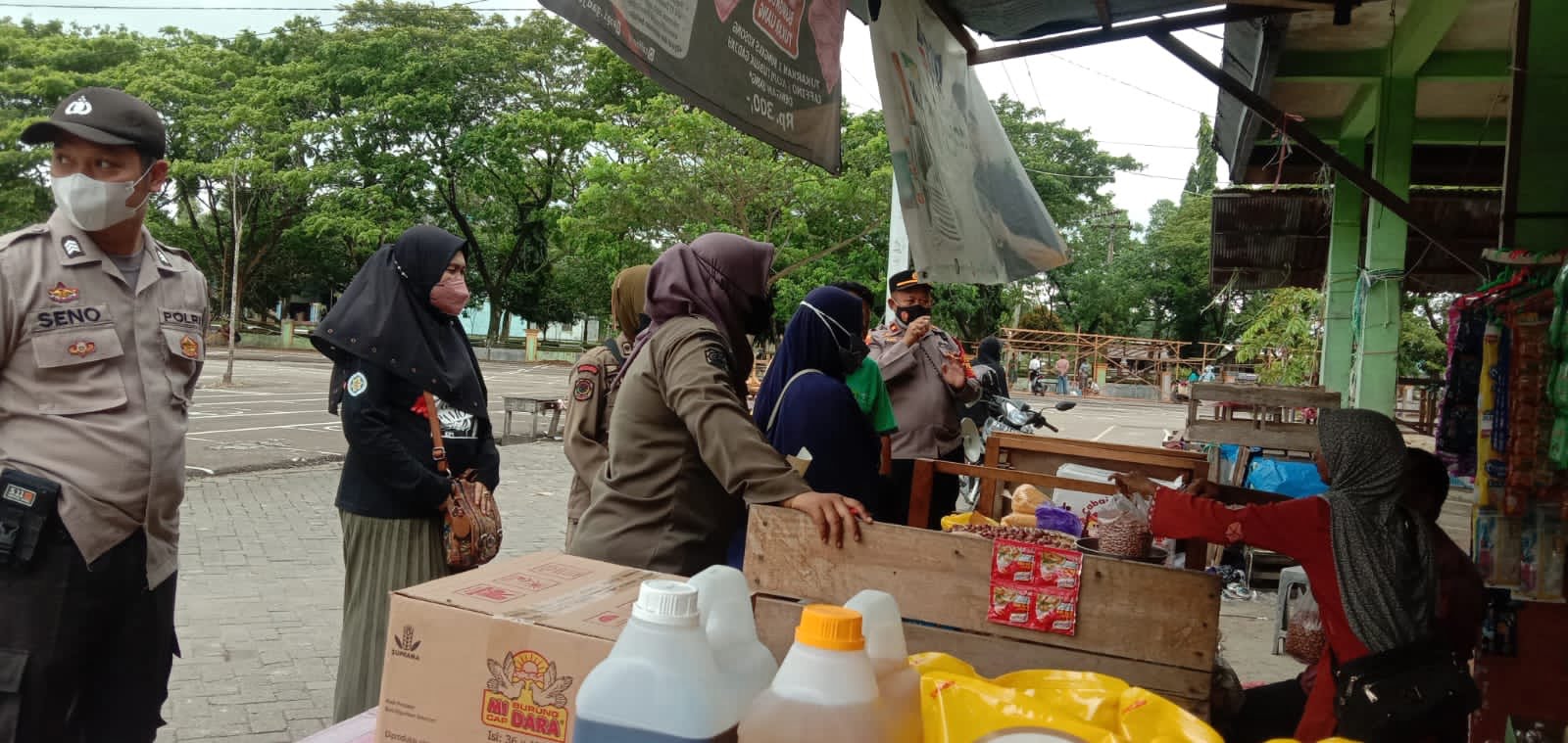 Gunakan Toa, Rini Yusnita Ajak Pedagang Pasar Untuk Vaksin