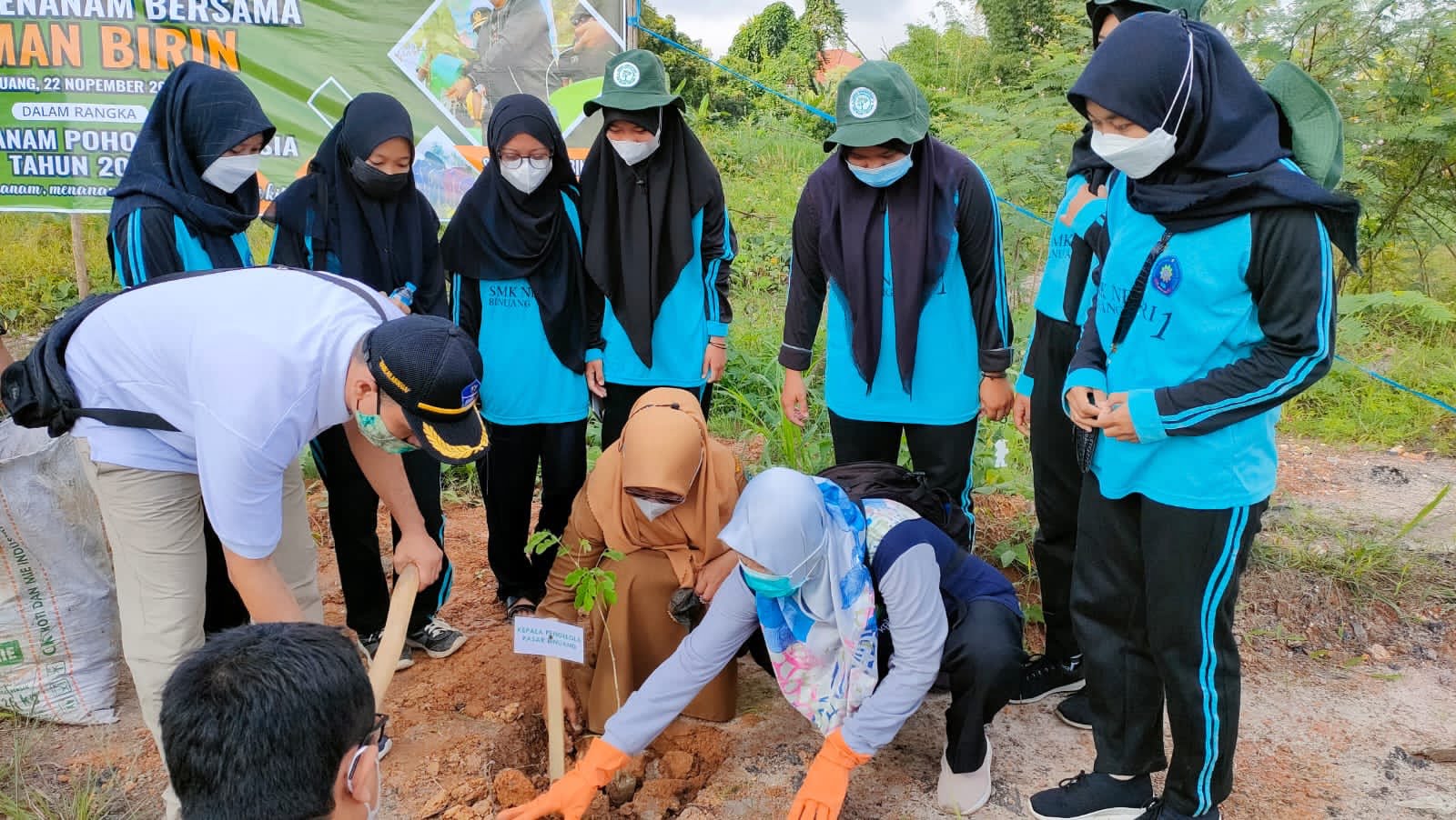 Pelajar Tanam 400 Pohon Peneduh Di Pasar Binuang