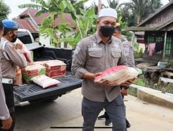 Polri Bagikan 100 Alquran di Ponpes Pesisir Sungai Margasari