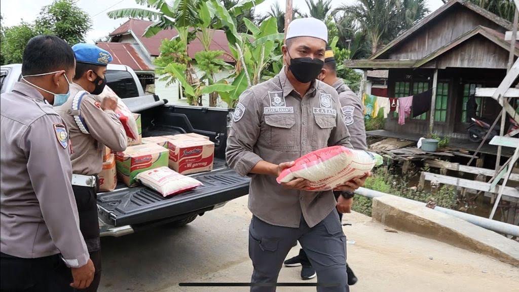Polri Bagikan 100 Alquran di Ponpes Pesisir Sungai Margasari