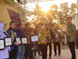 Paman Birin Berikan Penghargaan Kepada PT BRE Selaku Pembina Bumdes Terbaik se Kalsel