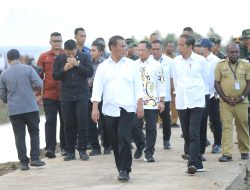 Presiden Jokowi dan Ibu Iriana Tinjau Simulasi Drone Tabur Pupuk di Papua Selatan