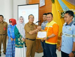 Syarifuddin Berikan Piagam Penghargaan Kepada PT BRE