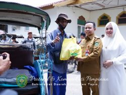 Bupati Tapin Serahkan 1.300 Paket Ramadhan untuk Warga Pra Sejahtera