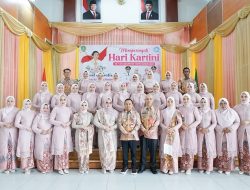 Peringati Hari Kartini, Kepala OPD Tapin Bernyanyi Lagu Daerah Berkebaya