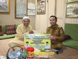 Bupati Tapin Serahkan Bantuan Rp 20 Juta untuk Pelaksanaan Haul Tokoh Agama