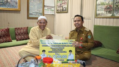 Bupati Tapin Serahkan Bantuan Rp 20 Juta untuk Pelaksanaan Haul Tokoh Agama