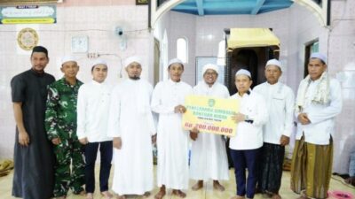Bupati Tapin Serahkan Hibah Rp200 Juta Saat Safari Jumat di Masjid Nurul Yaqin Karangan Putih