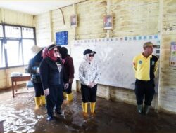 Ketua TP PKK Tapin Tinjau Banjir, Salurkan Bantuan dan Ingatkan Warga Waspada Penyakit